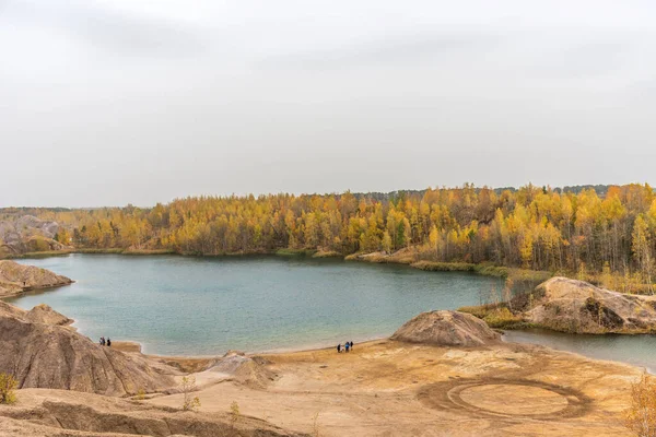 러시아 지방인 노랗고 아름다운 언덕들과 호수들을 하늘에서 내려다볼 수있다 세보의 — 스톡 사진