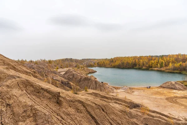 러시아 지방인 노랗고 아름다운 언덕들과 호수들을 하늘에서 내려다볼 수있다 세보의 — 스톡 사진