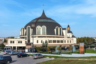 Tula, Rusya - 10 Ekim 2020: Rusya 'nın Tula şehrinde Upa Nehri ve Tula Devlet Silah Müzesi' nin setinin panoramik manzarası.