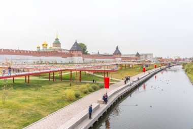 Tula, Rusya - 10 Ekim 2020: Upa Nehri 'nin Kazan seti ve Tula Kremlin' in panoramik manzarası. Rusya.