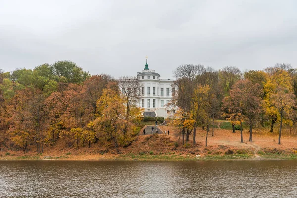 Bogoroditsky Sarayı 'nın panoramik sonbahar manzarası ve Bogoroditsk' te park yeri. Parkta portakal sarısı ağaçlar olan sarayın muhteşem sonbahar manzarası.