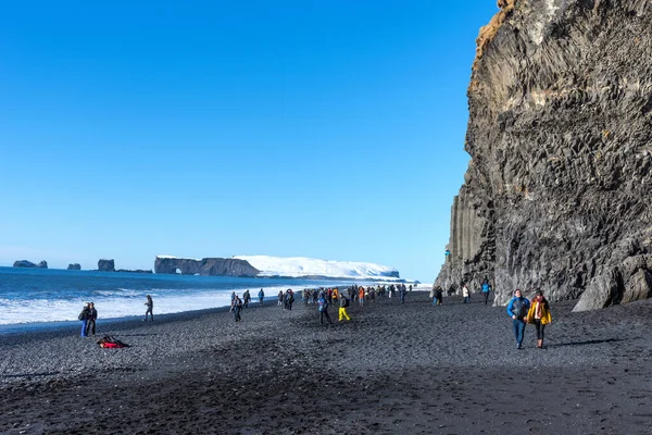 冰岛维克 2020年3月6日 冰岛里尼斯法哈拉的黑色沙滩 冰岛南部海岸著名的黑色沙滩上的游客 那里有一排黑色玄武岩雷尼斯法哈拉 — 图库照片