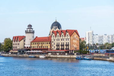 Kaliningrad, Rusya - 28 Eylül 2020: Kaliningrad seti üzerindeki Balık Köyü 'nün panoramik manzarası. Kaliningrad 'da restoranları ve dükkanları olan dolgu..