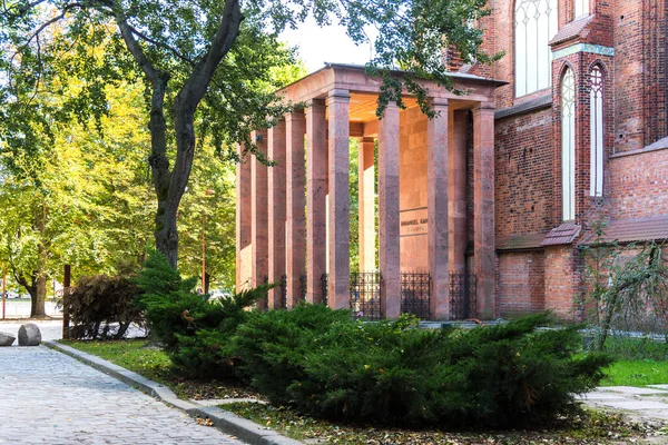 Kalininingrad, Rusya - 28 Eylül 2020: Kenigsberg katedralindeki ünlü Alman filozof Immanuel Kant 'ın mezarı. Immanuel Kant Adası 'ndaki Kaliningrad Katedrali. Bir Unesco Dünya Mirası sitesi ve kırmızı tuğlalı Gotik katedrali.