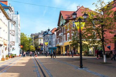 Zelenogradsk, Rusya - 26 Eylül 2020: Pedestrian Kurortny prospekt, Zelenogradsk, Rusya. Zelenogradsk 'ta dükkanları ve eski evleri olan popüler bir yaya sokağı..