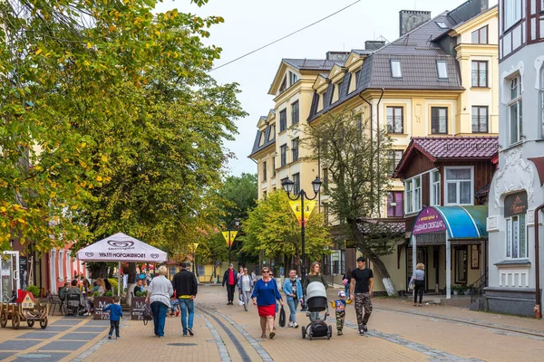 Zelenogradsk, Rusya - 26 Eylül 2020: Pedestrian Kurortny prospekt, Zelenogradsk, Rusya. Zelenogradsk 'ta dükkanları ve eski evleri olan popüler bir yaya sokağı..