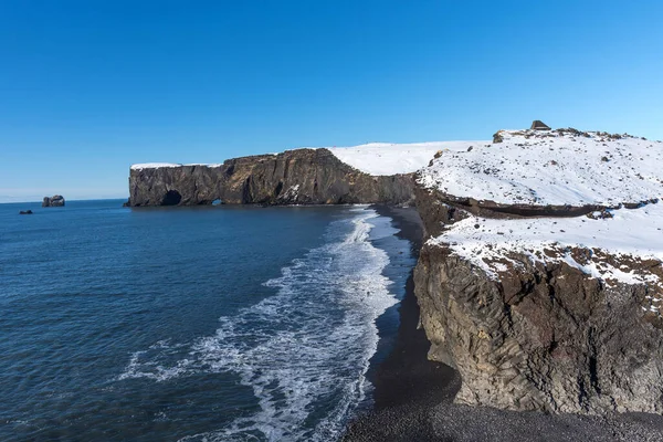 Воздушный Зимний Пейзаж Дирхолай Исландия Зимой Вид Живописный Пентхаус Черным — стоковое фото