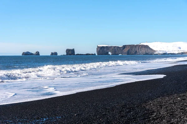 冰岛Dyrholaey冬季空中景观 拥有黑色沙滩 灯塔和巨大火山岩拱顶的风景如画的半岛冬季美景 — 图库照片