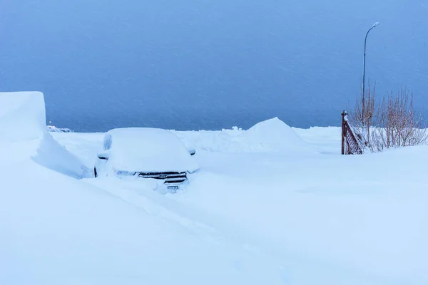 Αυτοκίνητο Κάτω Από Χιόνι Κατά Διάρκεια Έντονης Χιονόπτωση Βαρύ Χιόνι — Φωτογραφία Αρχείου