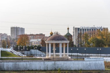 Tula, Rusya - 10 Ekim 2020; Rusya 'nın Tula kentinde bir rotunda ve gözlem güvertesiyle Upa nehrinin setinin panoramik manzarası. Turistler ve düğünler için popüler bir yer.
