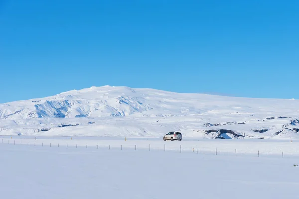 Tipico Paesaggio Invernale Islandese Con Montagne Sotto Neve Cielo Blu — Foto Stock