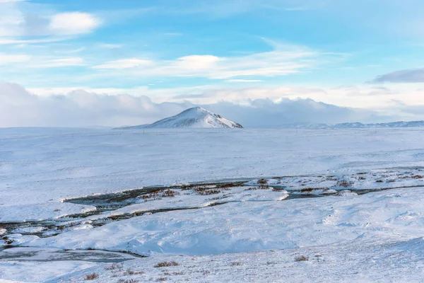 雪と青空の下で山とアイスランドの冬の風景の典型的な 雪に覆われた山々と美しい冬の風景 寒い霜の天気とアイスランドの白いフィールド — ストック写真