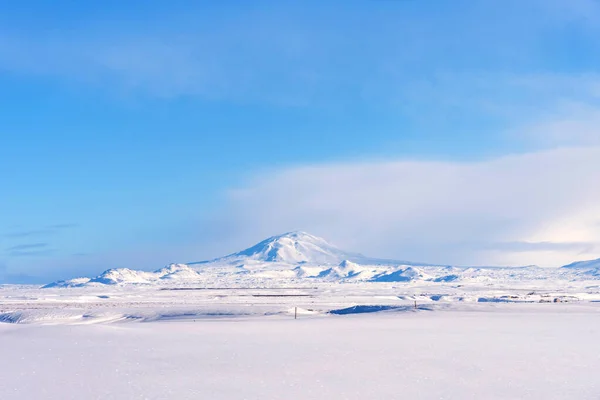 Tipico Paesaggio Invernale Islandese Con Montagne Sotto Neve Cielo Blu — Foto Stock