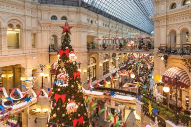 MOSCOW, RUSSIA - 4 Aralık 2020: Moskova, Rusya 'da GUM' un yeni yıl ve Noel süslemesi. Moskova 'daki Ana Evrensel Mağazanın Noel ve Yeni Yıl İçi. Moskova 'da Noel Masalı.