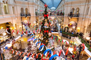 MOSCOW, RUSSIA - 4 Aralık 2020: Moskova, Rusya 'da GUM' un yeni yıl ve Noel süslemesi. Moskova 'daki Ana Evrensel Mağazanın Noel ve Yeni Yıl İçi. Moskova 'da Noel Masalı.