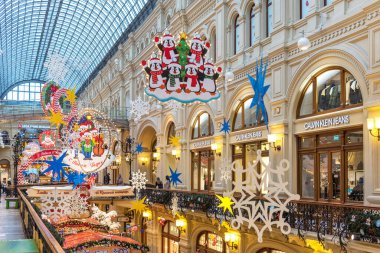 MOSCOW, RUSSIA - 4 Aralık 2020: Moskova, Rusya 'da GUM' un yeni yıl ve Noel süslemesi. Moskova 'daki Ana Evrensel Mağazanın Noel ve Yeni Yıl İçi. Moskova 'da Noel Masalı.