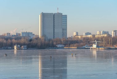 Moskova, Rusya - 4 Aralık 2020: İnsanlar Rusya 'daki donmuş Moskova Kanalı' nda kayıyorlar. Donmuş nehirdeki insanlar. Moskova Kanalı 'nın insanlarla dolu kış manzarası. Moskova 'daki donmuş kanal..