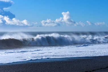 İzlanda 'daki Atlantik Okyanusu' nun güzel kış manzarası. Atlantik Okyanusu 'nun bir dalgası İzlanda kıyılarını vurdu. Kışın Atlantik Okyanusu kıyısında.
