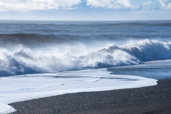 冰岛美丽的冬季美景 美丽的大西洋景色 一波波大西洋袭击了冰岛海岸 冬季的大西洋海岸 — 图库照片