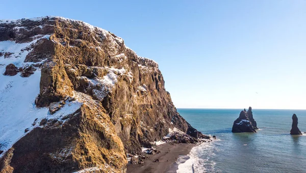 在冰岛的里尼斯兰加 带着黑色沙子的海滩和大西洋海岸的风景如画的冬季景色 冰岛雷诺斯德兰加冬季美丽的空中景观 — 图库照片