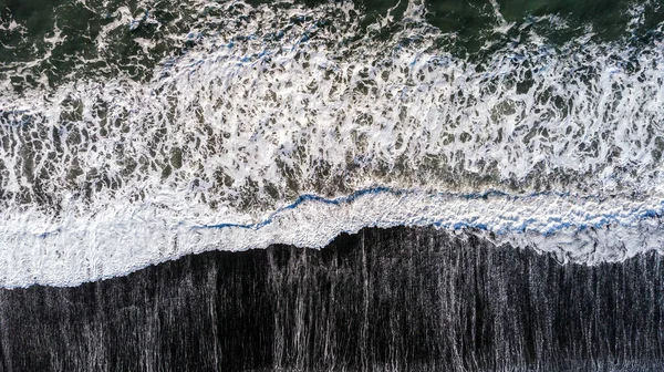 Úžasný Malebný Výhled Černou Písečnou Pláž Vlnou Atlantského Oceánu Islandu — Stock fotografie