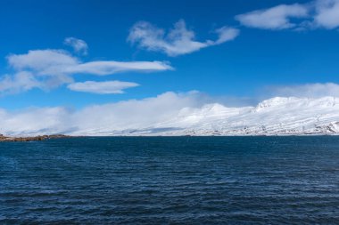İzlanda 'daki Atlantik Okyanusu' nun güzel kış manzarası. Atlantik Okyanusu 'nun bir dalgası İzlanda kıyılarını vurdu. Kışın Atlantik Okyanusu kıyısında.