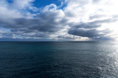 İzlanda 'daki Atlantik Okyanusu' nun güzel kış manzarası. Atlantik Okyanusu 'nun bir dalgası İzlanda kıyılarını vurdu. Kışın Atlantik Okyanusu kıyısında.