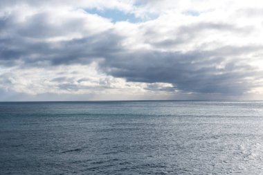 İzlanda 'daki Atlantik Okyanusu' nun güzel kış manzarası. Atlantik Okyanusu 'nun bir dalgası İzlanda kıyılarını vurdu. Kışın Atlantik Okyanusu kıyısında.