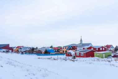 Güney İzlanda 'daki Eyrarbakki köyünün panoramik manzarası. İzlanda 'da tipik küçük bir köy. İzlanda 'nın güneyindeki Eyrarbakki' nin güzel kış manzarası. İzlanda 'nın güney kıyısındaki balıkçı köyü.