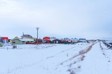 Güney İzlanda 'daki Eyrarbakki köyünün panoramik manzarası. İzlanda 'da tipik küçük bir köy. İzlanda 'nın güneyindeki Eyrarbakki' nin güzel kış manzarası. İzlanda 'nın güney kıyısındaki balıkçı köyü.