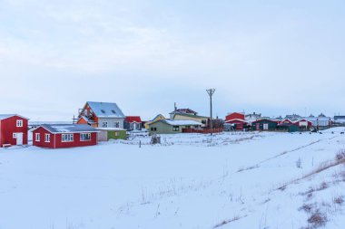 Güney İzlanda 'daki Eyrarbakki köyünün panoramik manzarası. İzlanda 'da tipik küçük bir köy. İzlanda 'nın güneyindeki Eyrarbakki' nin güzel kış manzarası. İzlanda 'nın güney kıyısındaki balıkçı köyü.