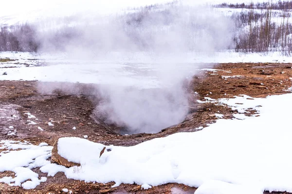 บเขาของ Geysers Haukadalur ในภาคใต ของไอซ แลนด Haukadalur วนหน งของวงกลมทองค — ภาพถ่ายสต็อก