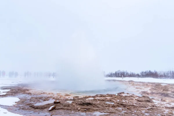 Erupção Strokkur Geyser Fonte Situado Área Geotérmica Haukadalur Sudoeste Islândia — Fotografia de Stock