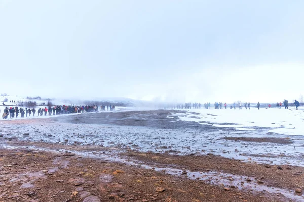 Туристы Стоят Вокруг Строккура Ждут Извержения Исландии Извержение Строккура Гейзера — стоковое фото
