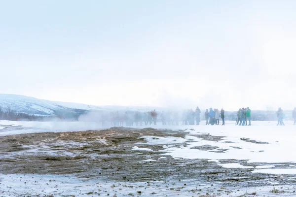 Туристы Стоят Вокруг Строккура Ждут Извержения Исландии Извержение Строккура Гейзера — стоковое фото