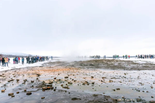 Туристи Стоять Навколо Строккура Чекають Виверження Ісландії Виверження Строккура Фонтанний — стокове фото