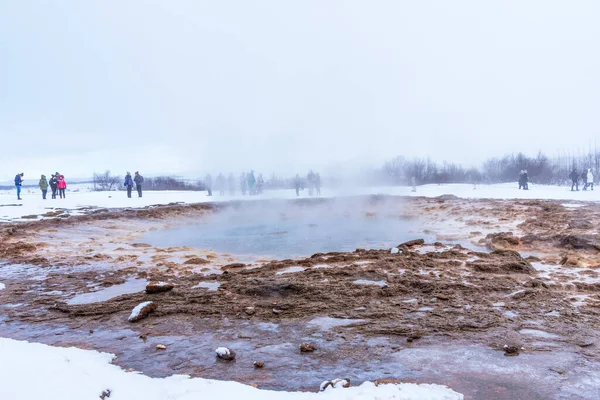 Tourists Stand Strokkur Wait Eruption Iceland Eruption Strokkur Fountain Geyser — Stock Photo, Image