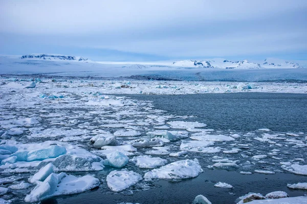 冰岛Jokulsarlon环礁湖的爱实冬季景观 冬季冰川型冰川泻湖湾美丽的风景画 — 图库照片