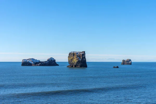 冰岛Dyrholaey冬季空中景观 拥有黑色沙滩 灯塔和巨大火山岩拱顶的风景如画的半岛冬季美景 — 图库照片