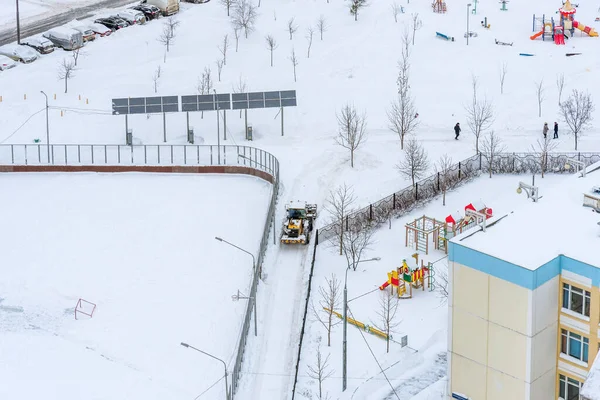 Μόσχα Ρωσία Φεβρουαρίου 2021 Τρακτέρ Καθαρίζει Χιόνι Στο Δρόμο Μετά — Φωτογραφία Αρχείου