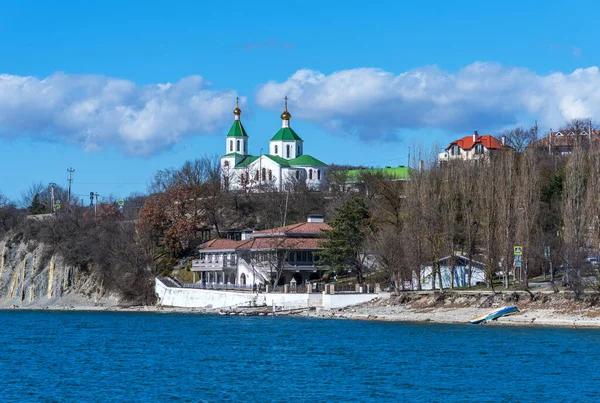 Rusya 'nın Krasnodar Krai kentindeki Abrau Dyurso Gölü' nün panoramik manzarası. İlkbaharın başlarında Abrau Gölü kıyısındaki kilisenin güzel manzarası..