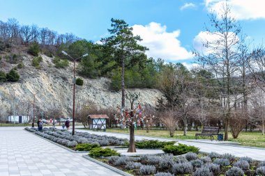 Abrau Durso, Rusya - 2 Mart 2021: İlkbaharın başlarında Abrau Gölü 'nün güzel manzarası. Abrau Durso 'nun güneşli bahar gününde Abrau Gölü' nün setinin manzarası..