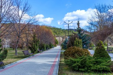 İlkbaharın başlarında Abrau Gölü 'nün güzel manzarası. Rusya 'nın Abrau-Durso şehrinde bahar günü Abrau Durso Parkı' nın manzarası..