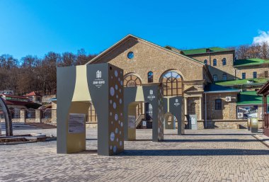 Abrau-Durso, Rusya - 2 Mart 2021: Şampanya ve köpüklü şarap fabrikası Abrau Durso, Rusya. Rus Şarap Evi Abrau Durso