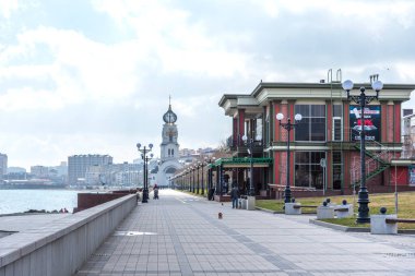 Novorossiysk, Rusya - 3 Mart 2021: Rusya 'nın Novorossiysk kentindeki yayaların panoramik manzarası.