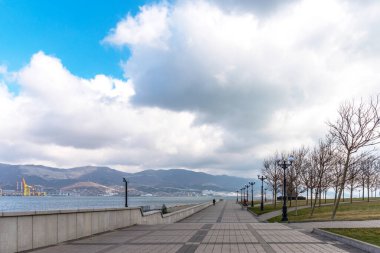 Novorossiysk, Rusya - 3 Mart 2021: Rusya 'nın Novorossiysk kentindeki yayaların panoramik manzarası.