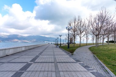 Novorossiysk, Rusya - 3 Mart 2021: Rusya 'nın Novorossiysk kentindeki yayaların panoramik manzarası.