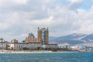 Novorossiysk, Rusya - 3 Mart 2021: Rusya 'nın Novorossiysk kentindeki yayaların panoramik manzarası.