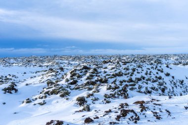 Dağlarla kaplı güzel kış manzarası, İzlanda 'da soğuk soğuk hava ve beyaz tarlalar.