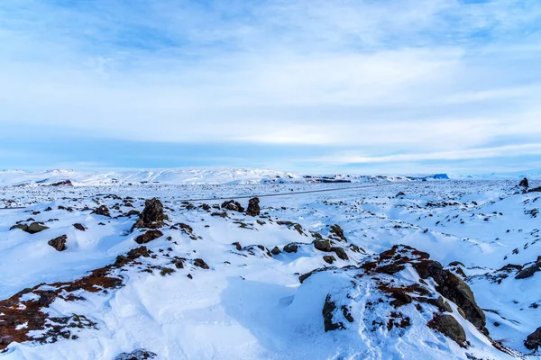 雪に覆われた山々と美しい冬の風景 寒い霜の天気とアイスランドの白いフィールド — ストック写真
